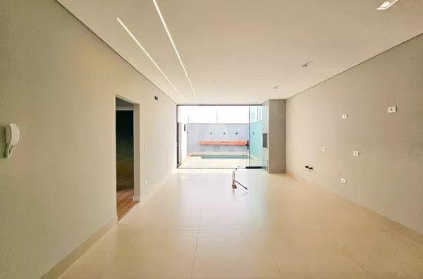 Cozinha da casa com 3 suítes e piscina no Jd. Munique