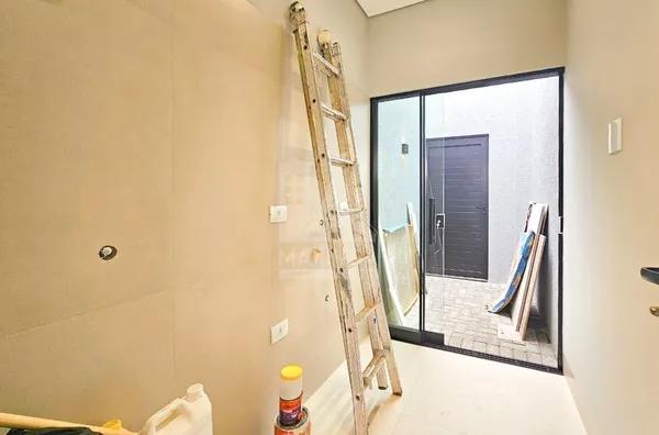 Área de serviço da casa com 3 suítes e piscina no Jd. Munique