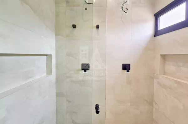 Banheiro da casa com 3 suítes e piscina no Jd. Munique