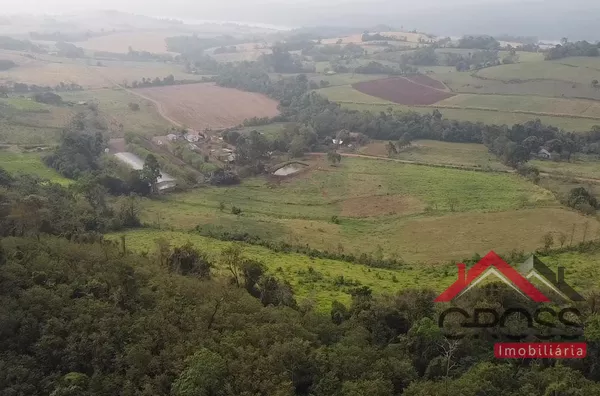 Área de terra a venda localizada em Santa Terezinha em Capanema Pr, contendo 3 alqueires todo cercado e com área de pastagem; Uma casa mista medindo aproximadamente 100m²; Um galpão; TROCA-SE POR CASA EM CAPANEMA PARANÁ. 