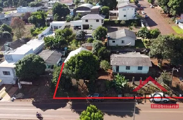 Terreno com metragem de 740m² a venda contendo 2 residências. Uma residência mista medindo aproximadamente 80m² e uma de alvenaria contendo 100m². Localizadas na Rua Paraiba em Capanema Pr. 