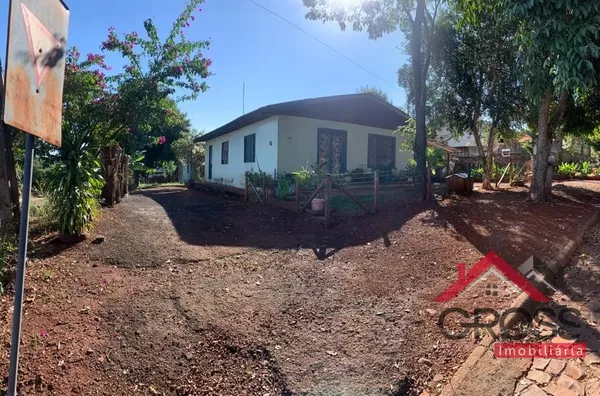 Terreno com metragem de 740m² a venda contendo 2 residências. Uma residência mista medindo aproximadamente 80m² e uma de alvenaria contendo 100m². Localizadas na Rua Paraiba em Capanema Pr. 