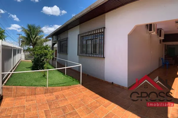 Casa mista medindo 160m² com terreno de 750m². Localizada na Rua Mato Grosso - Centro de Capanema Pr. 