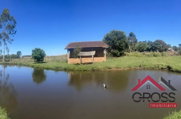 Área de terra a venda, contendo as seguintes especificações: Metragem de aproximadamente 15.000m²; Escriturada; Contém uma residência inacabada em alvenaria; Ótima de água; VENDE OU TROCA-SE POR CASA NA CIDADE DE CAPANEMA PARANÁ. 