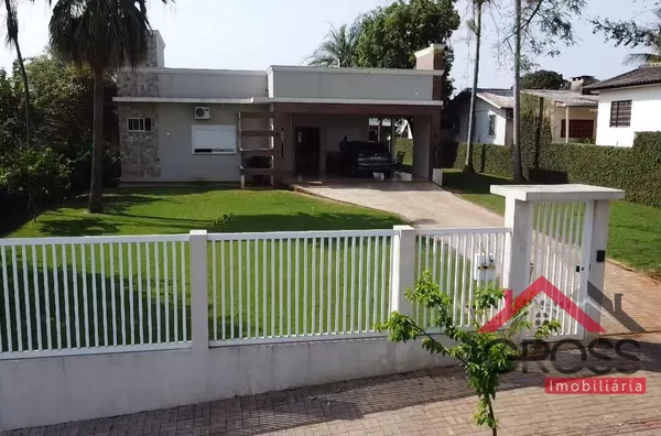  Imóvel a venda contendo 2 quartos, 1 suíte, todos os móveis planejados, área de festas,  com metragem de 233m² e terreno de 20x50 (1.000m²). Localizado na Rua Mato Grosso, Centro de Capanema Pr. 