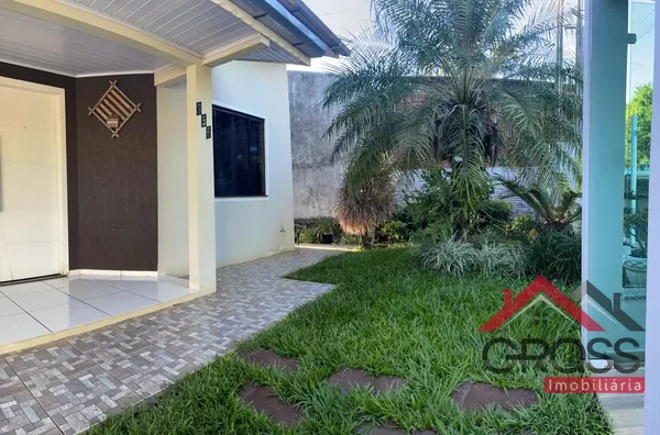 Imóvel a venda contendo dois pavimentos; 2 quartos; 1 suíte; Sala; Cozinha; 3 banheiros; Área de festa; Lavanderia; Garagem; Área construída de 120m²; Terreno de 420m² (15x28); Localizado na Rua Girassol, Centro, em Capanema Pr.