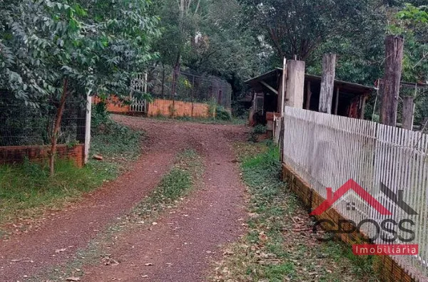 Vende-se chácara sub-urbana com as seguintes especificações: Metragem de 30.000m²; Contém uma casa em alvenaria, de dois pavimentos, medindo aproximadamente 290m²;  Contém dois barracões; Localizada no Centro, em Capanema Paraná.      