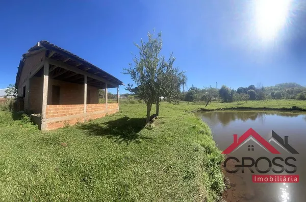 Área de terra a venda, contendo as seguintes especificações: Metragem de aproximadamente 15.000m²; Escriturada; Contém uma residência inacabada em alvenaria; Ótima de água; VENDE OU TROCA-SE POR CASA NA CIDADE DE CAPANEMA PARANÁ. 