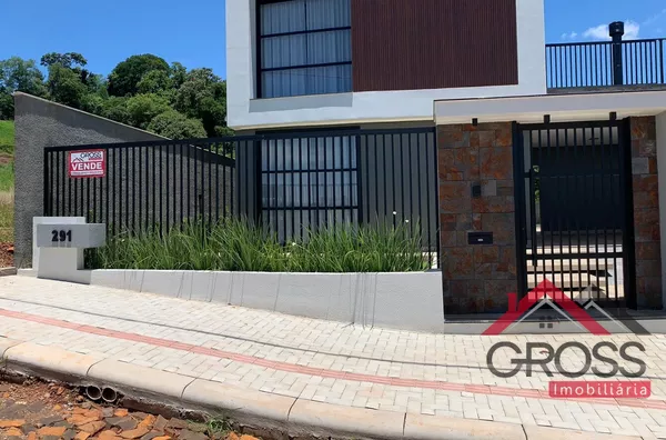 Imóvel novo medindo 315m², contendo 1 suíte com closet, 2 quartos, área de festas, piscina, garagem para até 5 carros. Terreno de 360m², localizado no Loteamento Fronteira, em Capanema Pr.