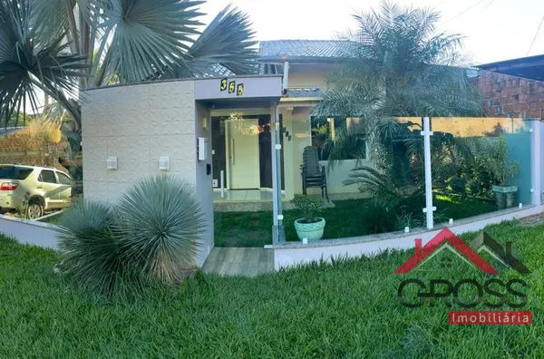 Imóvel a venda contendo dois pavimentos; 2 quartos; 1 suíte; Sala; Cozinha; 3 banheiros; Área de festa; Lavanderia; Garagem; Área construída de 120m²; Terreno de 420m² (15x28); Localizado na Rua Girassol, Centro, em Capanema Pr.