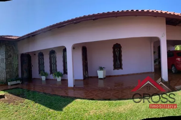 Casa em Alvenaria com aproximadamente 300m², contendo 3 quartos, sendo 1 suíte, 2 salas, 2 banheiros, cozinha, área de festas, churrasqueira, piscina, terreno com área total de 1.600m². Localizada na Av. Ubirajara, Centro, em Capanema Pr. 