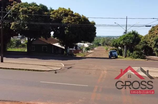 Terreno de esquina a venda medindo 525m², contendo uma casa mista de aproximadamente 70m². Localizado na Av. Rio Grande do Sul, Bairro São José Operário em Capanema Pr. - Foto 1