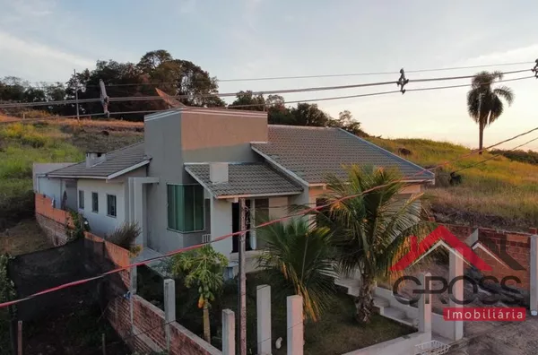 Imóvel a venda medindo 170m², contendo 2 quartos, 1 suíte, sala, cozinha, banheiro. Terreno com metragem de 325m², localizado no Loteamento Fronteira em Capanema Paraná. 