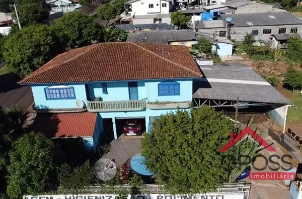 Edifício com potencial comercial a venda contando com 2 apartamentos. Total da edificação de 300m², terreno de esquina medindo 25x25, esquina com a Av. Botucaris.