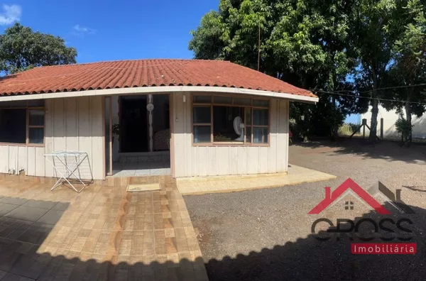 Terreno a venda contendo as seguintes especificações: Uma residência mista medindo 100m², contendo: 3 quartos; Sala; Cozinha; Banheiro. Um ponto comercial; Metragem de 2.000m². Localizado no Distrito de São Luiz, área rural na Cidade de Capanema Pr.