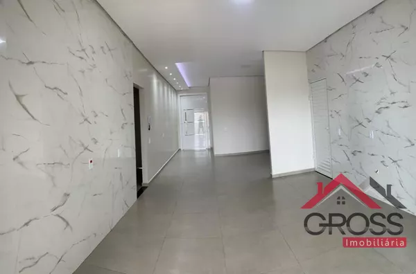 Imóvel novo com área construída de 212m² possuindo 2 quartos, 1 suíte, 2 banheiros, Sala e cozinha conjugada, área de serviços, 2 vagas de garagem, piscina, edícula. Terreno com área de 312m², localizado no Loteamento Atlântico II em Capanema Pr.