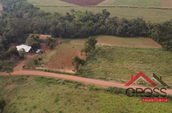 Área de terra a venda localizada em Santa Terezinha em Capanema Pr, contendo 3 alqueires todo cercado e com área de pastagem; Uma casa mista medindo aproximadamente 100m²; Um galpão; TROCA-SE POR CASA EM CAPANEMA PARANÁ. 