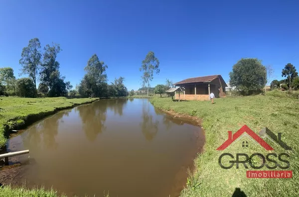 Área de terra a venda, contendo as seguintes especificações: Metragem de aproximadamente 15.000m²; Escriturada; Contém uma residência inacabada em alvenaria; Ótima de água; VENDE OU TROCA-SE POR CASA NA CIDADE DE CAPANEMA PARANÁ. 