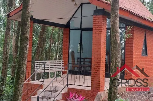 Vende-se chácara sub-urbana com as seguintes especificações: Metragem de 30.000m²; Contém uma casa em alvenaria, de dois pavimentos, medindo aproximadamente 290m²;  Contém dois barracões; Localizada no Centro, em Capanema Paraná.      