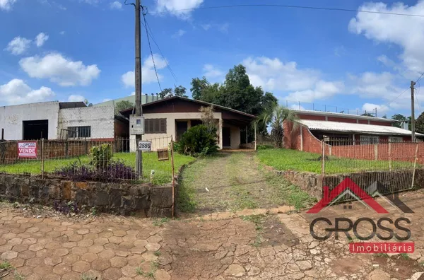 Imóvel a venda medindo 70m², contendo 3 quartos, sala, cozinha, banheiro e garagem. Terreno com metragem de 596,95m², localizado na Rua Alagoas, Centro, em Capanema Paraná. 