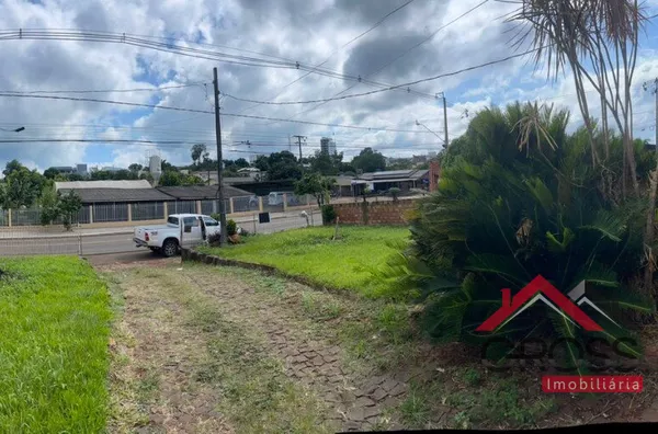 Imóvel a venda medindo 70m², contendo 3 quartos, sala, cozinha, banheiro e garagem. Terreno com metragem de 596,95m², localizado na Rua Alagoas, Centro, em Capanema Paraná. 