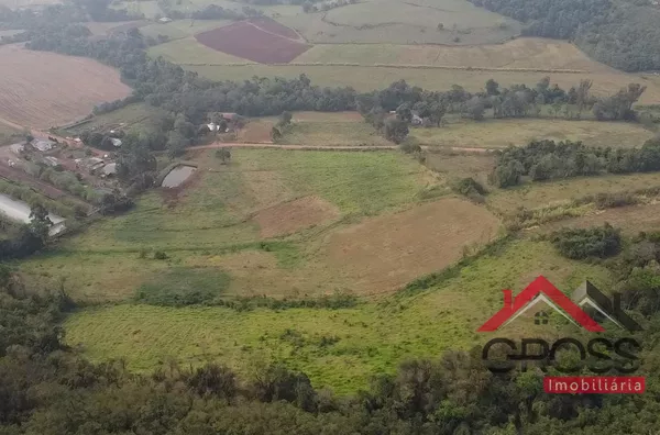 Área de terra a venda localizada em Santa Terezinha em Capanema Pr, contendo 3 alqueires todo cercado e com área de pastagem; Uma casa mista medindo aproximadamente 100m²; Um galpão; TROCA-SE POR CASA EM CAPANEMA PARANÁ. 