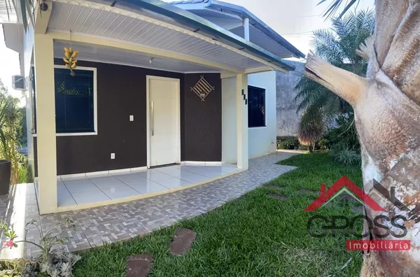 Imóvel a venda contendo dois pavimentos; 2 quartos; 1 suíte; Sala; Cozinha; 3 banheiros; Área de festa; Lavanderia; Garagem; Área construída de 120m²; Terreno de 420m² (15x28); Localizado na Rua Girassol, Centro, em Capanema Pr.