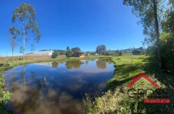 Área de terra a venda, contendo as seguintes especificações: Metragem de aproximadamente 15.000m²; Escriturada; Contém uma residência inacabada em alvenaria; Ótima de água; VENDE OU TROCA-SE POR CASA NA CIDADE DE CAPANEMA PARANÁ. 