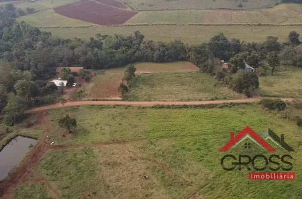 Área de terra a venda localizada em Santa Terezinha em Capanema Pr, contendo 3 alqueires todo cercado e com área de pastagem; Uma casa mista medindo aproximadamente 100m²; Um galpão; TROCA-SE POR CASA EM CAPANEMA PARANÁ. 
