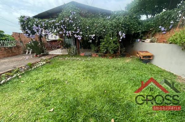 Casa mista a venda contendo 3 quartos, sala, cozinha, banheiro, lavanderia, energia solar sendo 5 painéis de 550W. Localizada na Rua Pará, Bairro São Cristóvão em Capanema Paraná. 