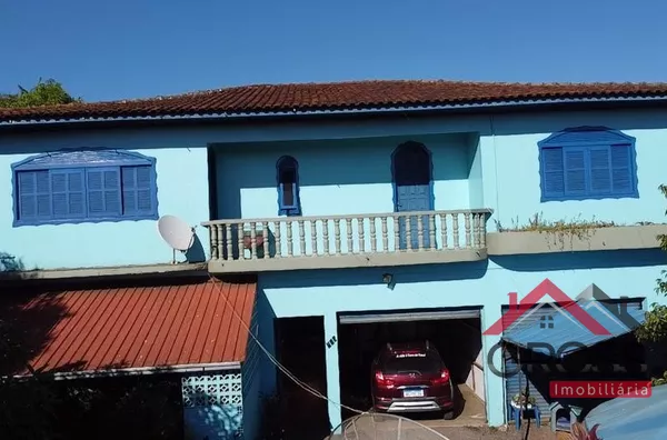 Edifício com potencial comercial a venda contando com 2 apartamentos. Total da edificação de 300m², terreno de esquina medindo 25x25, esquina com a Av. Botucaris.