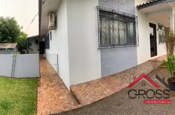 Terreno com área de 350m² contendo uma casa de alvenaria medindo 180m², localizada na cidade de Capanema Pr. 