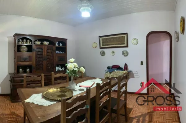 Casa em Alvenaria com aproximadamente 300m², contendo 3 quartos, sendo 1 suíte, 2 salas, 2 banheiros, cozinha, área de festas, churrasqueira, piscina, terreno com área total de 1.600m². Localizada na Av. Ubirajara, Centro, em Capanema Pr. 