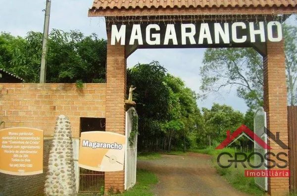 Vende-se chácara sub-urbana com as seguintes especificações: Metragem de 30.000m²; Contém uma casa em alvenaria, de dois pavimentos, medindo aproximadamente 290m²;  Contém dois barracões; Localizada no Centro, em Capanema Paraná.      