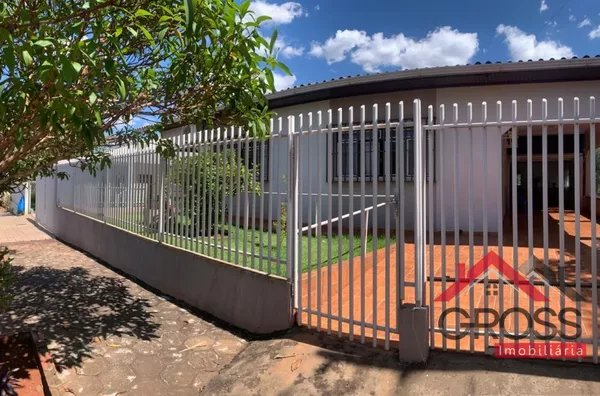 Casa mista medindo 160m² com terreno de 750m². Localizada na Rua Mato Grosso - Centro de Capanema Pr. 