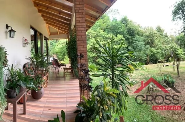 Chácara a venda medindo 10.000m², próxima ao Centro de Capanema Pr - Pr 163. Possui uma residência de 200m², poço artesiano, área de festas.