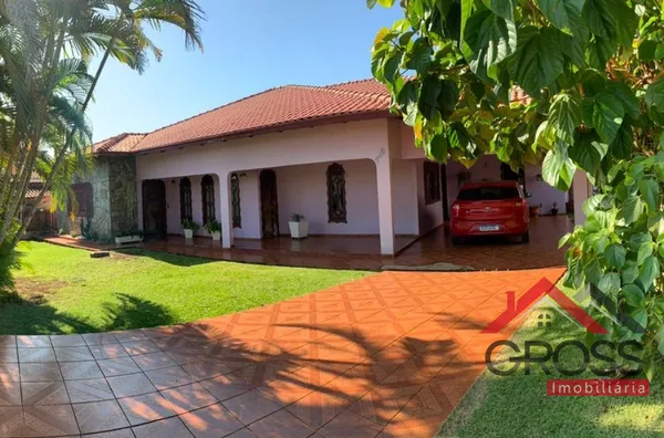 Casa em Alvenaria com aproximadamente 300m², contendo 3 quartos, sendo 1 suíte, 2 salas, 2 banheiros, cozinha, área de festas, churrasqueira, piscina, terreno com área total de 1.600m². Localizada na Av. Ubirajara, Centro, em Capanema Pr. 