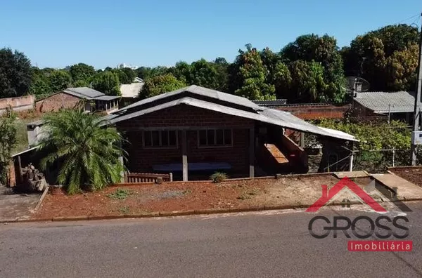 Casa a venda medindo 100m² contendo 4 quartos, sala e cozinha, banheiro, um porão. Terreno de 1.000m². Localizada na Rua Otávio Francisco de Mattos em Capanema Pr.