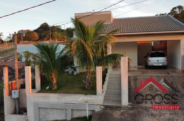 Imóvel residencial de alvenaria medindo 170m², possui 1 sala, 1 cozinha, garagem, 1 banheiro, 2 quartos, 1 suite. Terreno medindo 325m². Localizado no Loteamento Fronteira (kiko) em Capanema Pr.