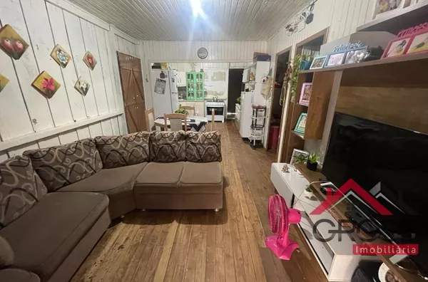 Casa mista a venda contendo 3 quartos, sala, cozinha, banheiro, lavanderia, energia solar sendo 5 painéis de 550W. Localizada na Rua Pará, Bairro São Cristóvão em Capanema Paraná. 