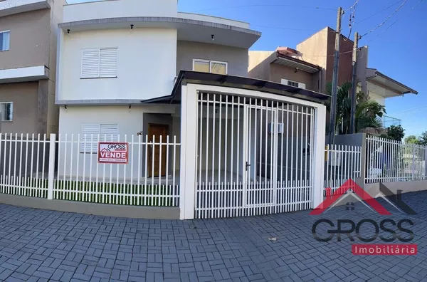 Sobrado a venda medindo 147m² contendo 1 suíte, 2 quartos, sala, cozinha, banheiro social, lavabo, área de festas, terreno com metragem de 200m². Localizado na Rua Luiz Geraldo Hollen, Centro, em Capanema Pr. 