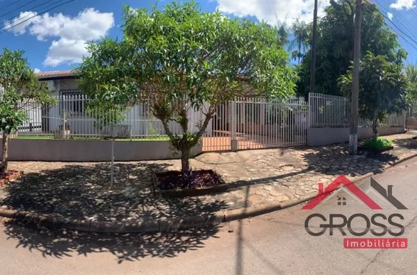 Casa mista medindo 160m² com terreno de 750m². Localizada na Rua Mato Grosso - Centro de Capanema Pr. 