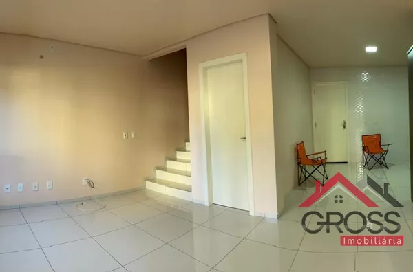 Sobrado a venda medindo 147m² contendo 1 suíte, 2 quartos, sala, cozinha, banheiro social, lavabo, área de festas, terreno com metragem de 200m². Localizado na Rua Luiz Geraldo Hollen, Centro, em Capanema Pr. 