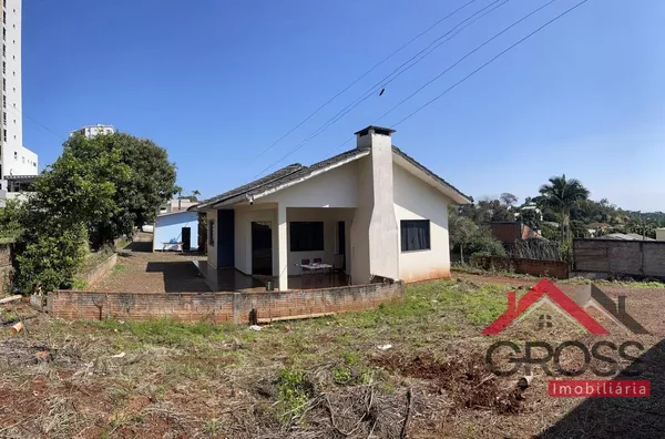 Lote a venda medindo 1.000m², contendo 4 imóveis: 1 em alvenaria com aprox. 100m²; 1 em alvenaria com 75m²; 2 kitnet, ambas com aprox. 50m². Excelentes imóveis para obter uma renda mensal com aluguel. Localizados na R. Martin Nottar, Centro em Capanema Pr