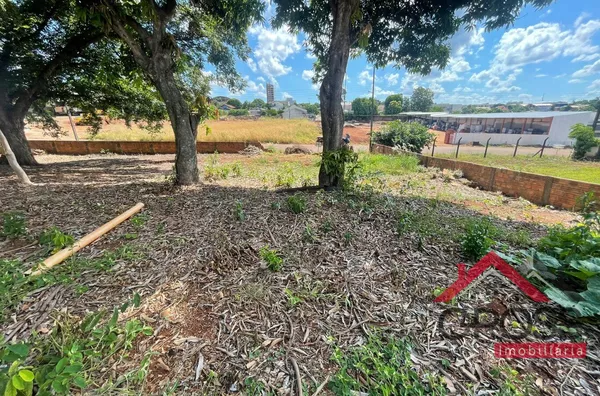 Terreno a venda medindo 420m², localizado na Rua Aimorés no Centro de Capanema Pr. 