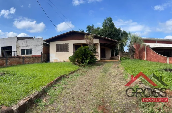 Imóvel a venda medindo 70m², contendo 3 quartos, sala, cozinha, banheiro e garagem. Terreno com metragem de 596,95m², localizado na Rua Alagoas, Centro, em Capanema Paraná. 