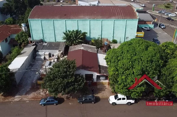 Imóvel a venda medindo aproximadamente 100m², contendo 3 quartos, sala, cozinha, banheiro, terreno de 247m² (13x19). Localizado na Rua Bahia, em frente ao Banco Bradesco em Capanema Pr. 