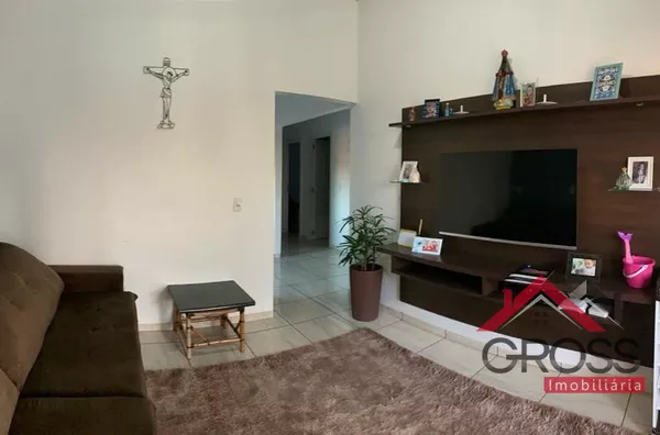 Imóvel a venda medindo 170m², contendo 2 quartos, 1 suíte, sala, cozinha, banheiro. Terreno com metragem de 325m², localizado no Loteamento Fronteira em Capanema Paraná. 