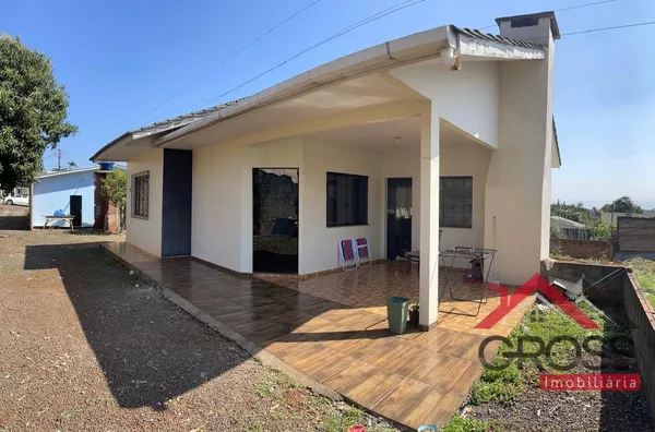 Lote a venda medindo 1.000m², contendo 4 imóveis: 1 em alvenaria com aprox. 100m²; 1 em alvenaria com 75m²; 2 kitnet, ambas com aprox. 50m². Excelentes imóveis para obter uma renda mensal com aluguel. Localizados na R. Martin Nottar, Centro em Capanema Pr