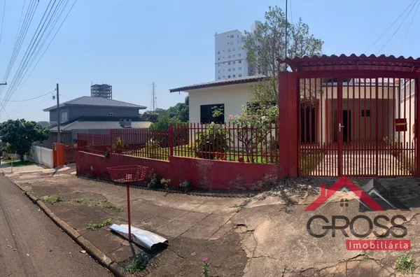 Casa em alvenaria medindo 150m² contendo 1 suíte, 2 quartos, sala, cozinha, banheiro, garagem, terreno com metragem de 500m².  Localizada na Rua Tupinambás, Centro em Capanema Pr. 